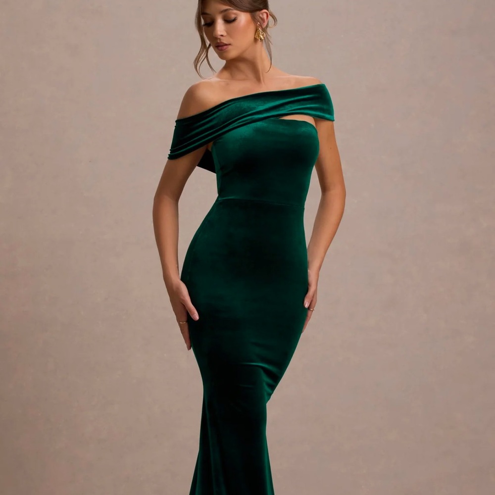 Green Velvet Gown Off the Shoulder Sleeveless for Wedding Guest